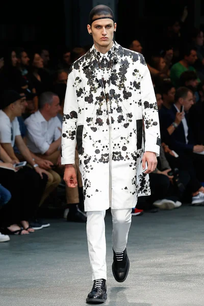 Look 48